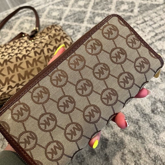MK Michael Kors WALLET. In perfect condition! Brown and tan in color - Picture 2 of 9